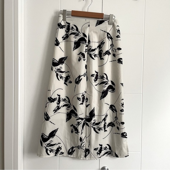 Dresses & Skirts - 3/$45 Crème Floral Midi Skirt